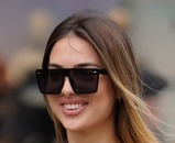 Njenu jaknu potpisuje Missguided, a hlače stižu iz Zare