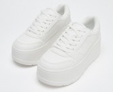 Tenisice s platfotmom su se vratile, i izgledaju bolje nego ikad