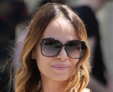 Savršeno ženstven look s prerkrasnom suknjom u prvom planu
