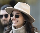 Zasjala je u savršenom kaputu, a svidjet će vam se i tenisice