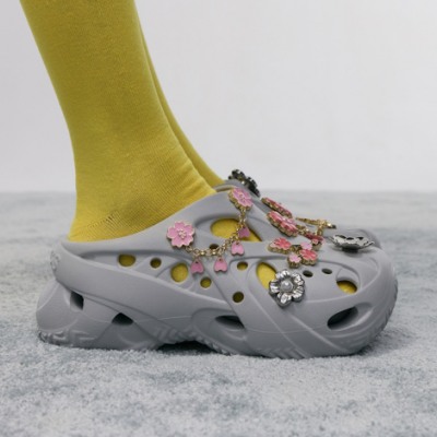 Crocs lansirao futurističke klompe Caged Clog