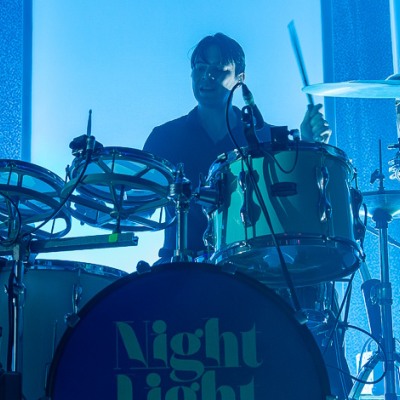 White Lies u Boogaloou: Mrak koji pjeva, refreni koji nose klub