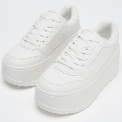 Tenisice s platformom su se vratile, i izgledaju bolje nego ikad